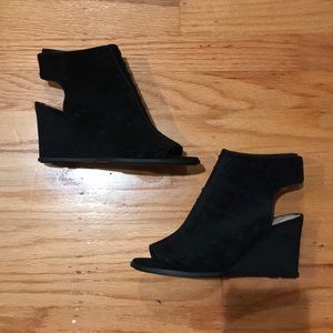 Via spiga black wedges